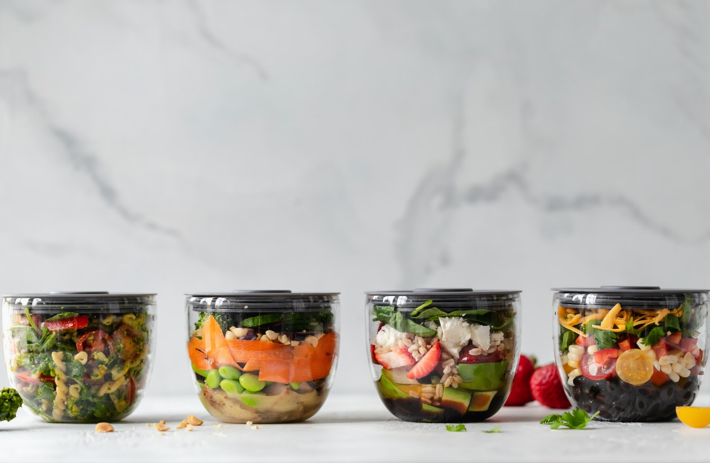 Potes de plástico transparente com alimentos